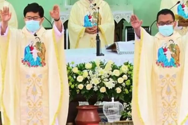 2020-nuovi-sacerdoti-java1BEB5E370-FBD2-EA91-E842-39C894AF8E61.jpg
