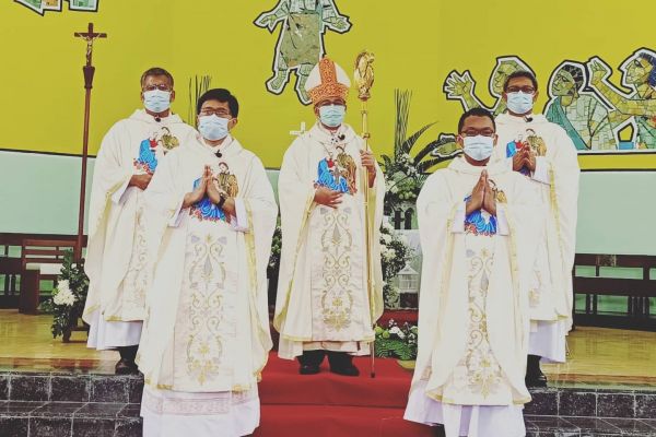 2020-nuovi-sacerdoti-java2B5B0FC36-2DCE-D689-D968-CF42D1FC98D4.jpg