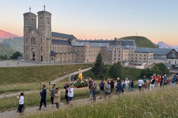 9-la-salette-processione1aECCCB1D3-6FAF-FA04-9EEC-2F841E46E495.jpg