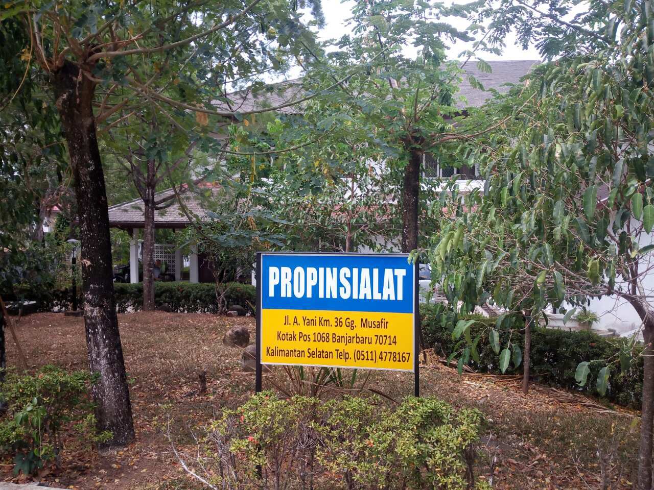 Davanti alla Casa Provinciale di Kalimantan